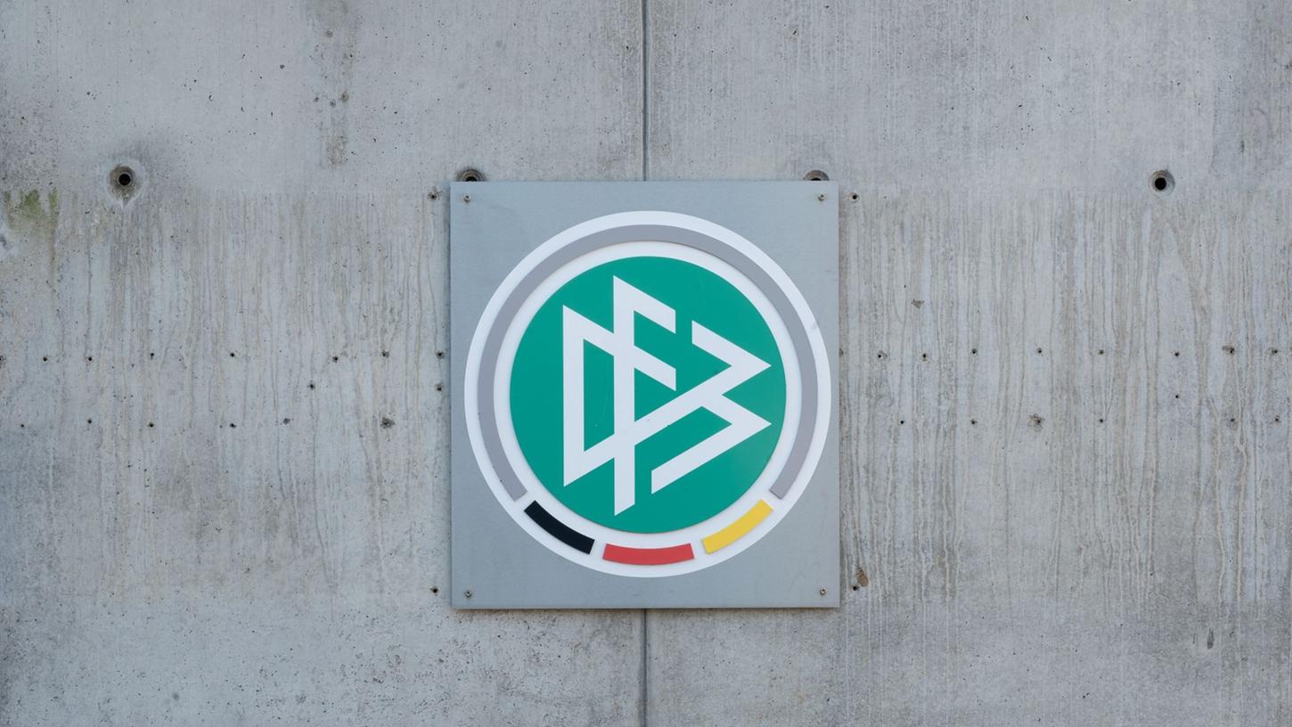 Das Logo des DFB an der Zentrale des Deutschen Fussball-Bundes in Frankfurt am Main. Das Logo des DFB an der Zentrale des Deutschen Fussball-Bundes in Frankfurt am Main.