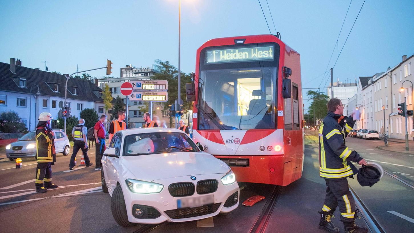 Eine Straßenbahn steht nach einem Unfall an einem Auto.
Eine Straßenbahn steht nach einem Unfall an einem Auto.