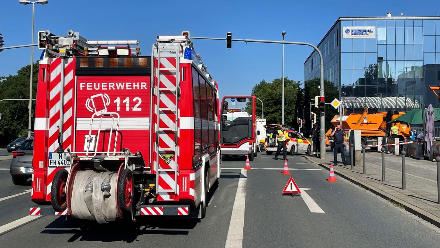 Die Berufsfeuerwehr Nürnberg und der Rettungsdienst sind derzeit an der Unfallstelle im Einsatz.