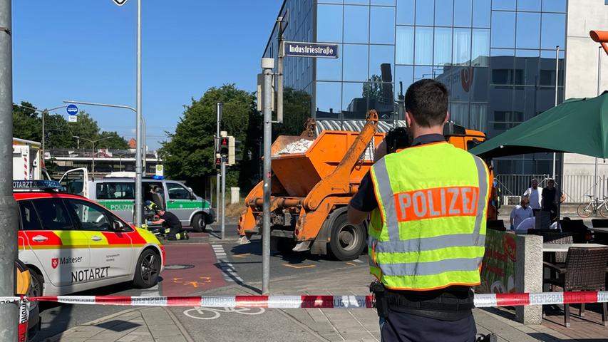 Der schwere Unfall ereignete sich an der Nopitschstraße im Stadtteil Sandreuth an der Ecke zur Industriestraße. 
