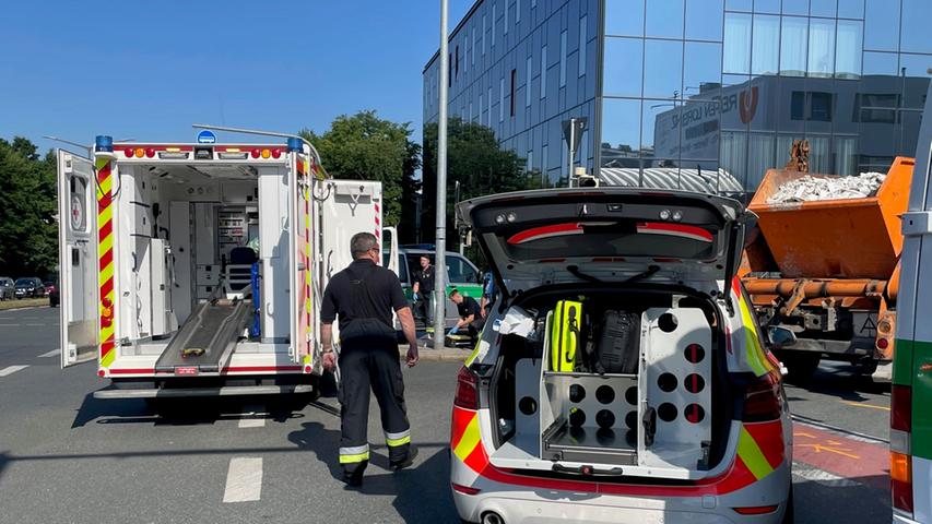 Nach ersten Informationen der Polizei wollte ein Lkw-Fahrer in die Industriestraße abbiegen und übersah dabei die E-Scooter Fahrerin auf dem Radweg.
