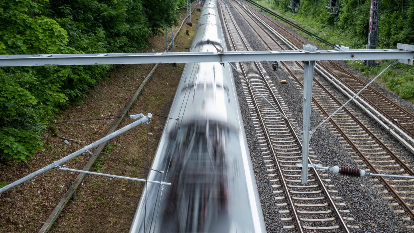 Die Frauenleiche wurde, unweit des Ebinger Bahnhofs entfernt, neben den Bahngleisen und in dichtem Wildwuchs gefunden. (Symbolbild)