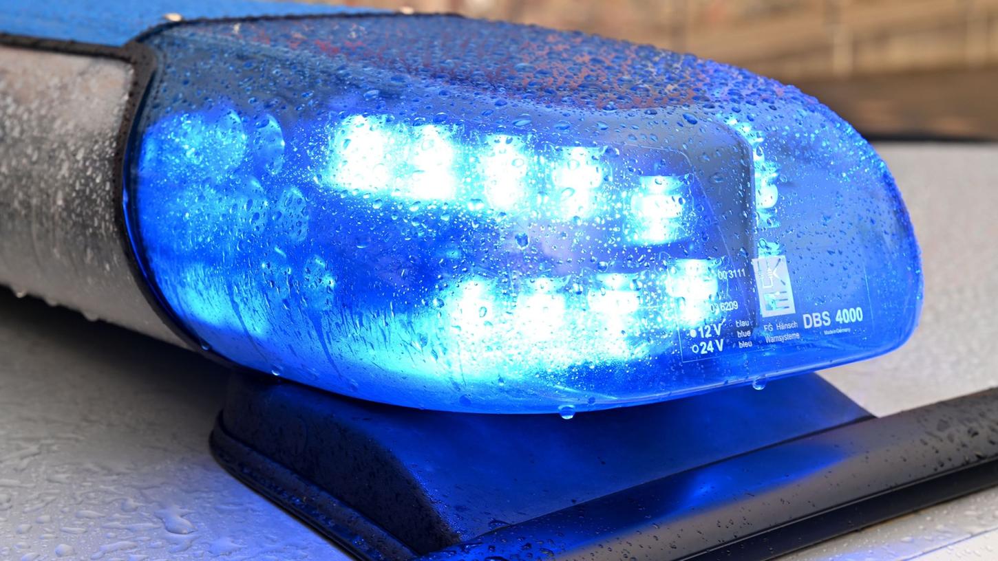 Ein Streifenwagen der Polizei steht mit eingeschaltetem Blaulicht an einem Einsatzort. Ein Streifenwagen der Polizei steht mit eingeschaltetem Blaulicht an einem Einsatzort.