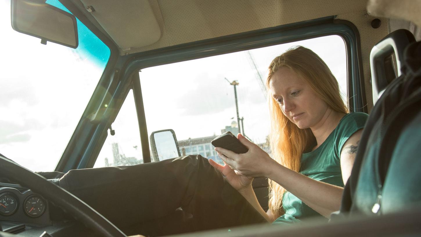 Ein Handy ist im Auto fast immer mit dabei. Hier liegen lassen sollte man es bei sommerlichen Temperaturen aber besser nicht. Ein Handy ist im Auto fast immer mit dabei. Hier liegen lassen sollte man es bei sommerlichen Temperaturen aber besser nicht.