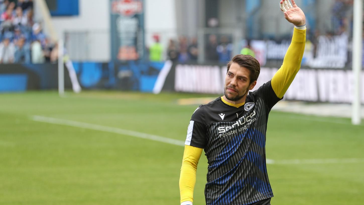 Bielefelds Torwart Stefan Ortega winkt bei seiner Verabschiedung im Stadion den Fans zu. Bielefelds Torwart Stefan Ortega winkt bei seiner Verabschiedung im Stadion den Fans zu.