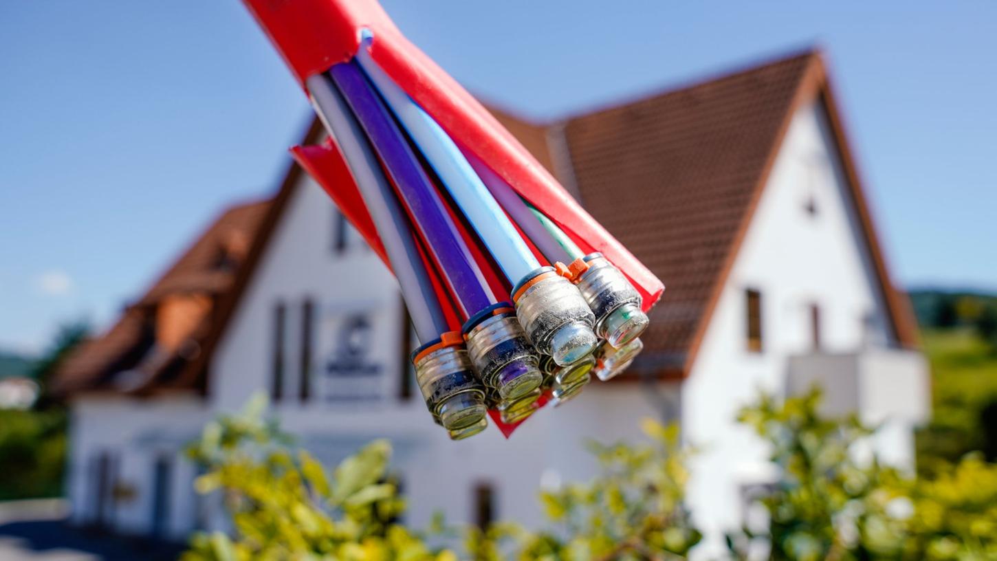 Ein Recht auf eine bestimmte Technik gibt es nicht. Wer Glasfaser will, muss also nicht Glasfaser bekommen. Eine Mindest-Download-Geschwindigkeit von 10 Megabit pro Sekunde aber schon. Ein Recht auf eine bestimmte Technik gibt es nicht. Wer Glasfaser will, muss also nicht Glasfaser bekommen. Eine Mindest-Download-Geschwindigkeit von 10 Megabit pro Sekunde aber schon.