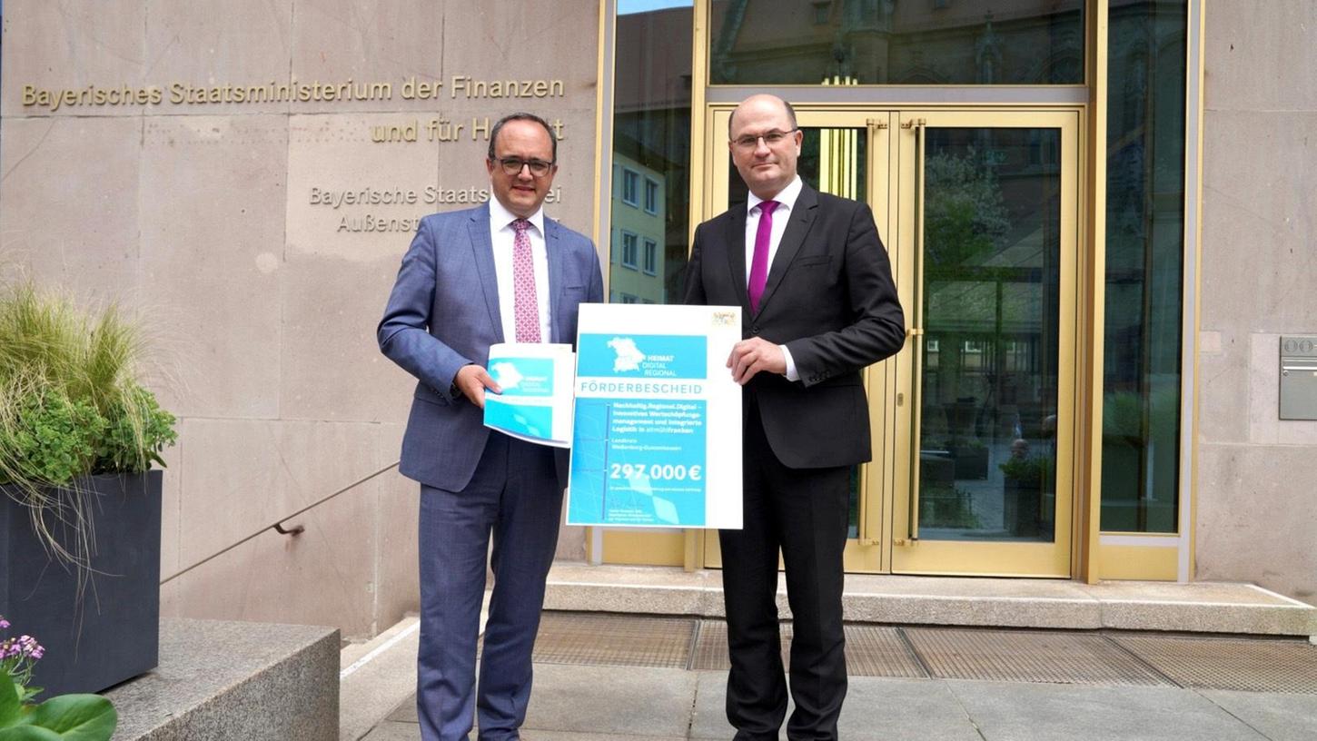 Finanz- und Heimatminister Albert Füracker überreicht Landrat Manuel Westphal den Förderbescheid für das digitale Heimatprojekt.
Finanz- und Heimatminister Albert Füracker überreicht Landrat Manuel Westphal den Förderbescheid für das digitale Heimatprojekt.