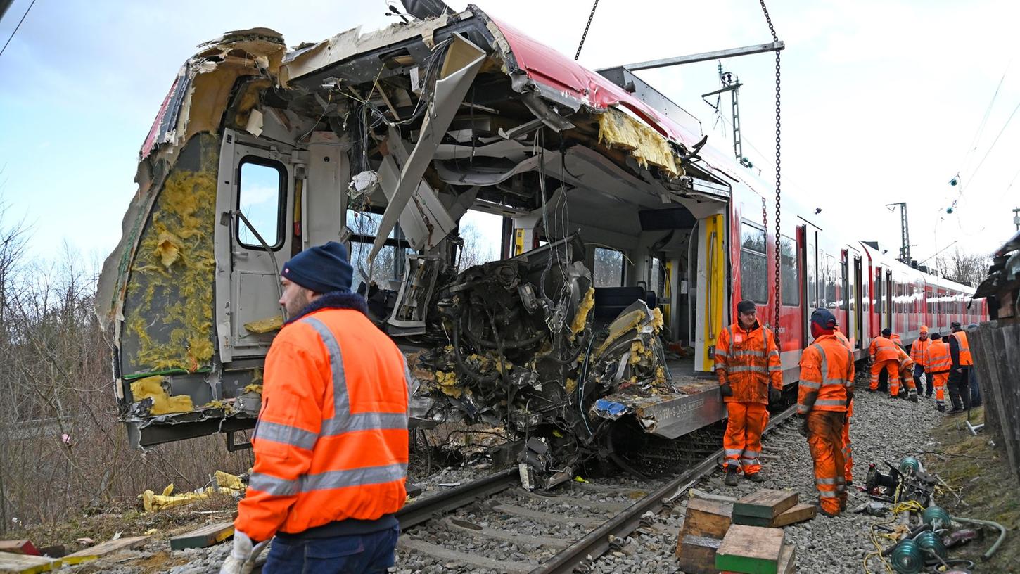 Mit einem Spezialkran der Deutschen Bahn versuchen Techniker die beiden verunglückten S-Bahn-Züge zu bergen.