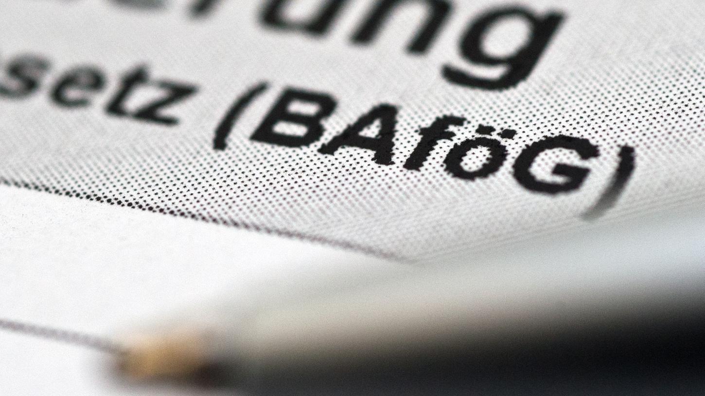 Der Bafög-Satz für Studierende wird von 427 auf 452 Euro im Monat angehoben. Wer nicht mehr bei den Eltern lebt, kann außerdem 360 statt bisher 325 Euro für die Miete bekommen. Der Bafög-Satz für Studierende wird von 427 auf 452 Euro im Monat angehoben. Wer nicht mehr bei den Eltern lebt, kann außerdem 360 statt bisher 325 Euro für die Miete bekommen.