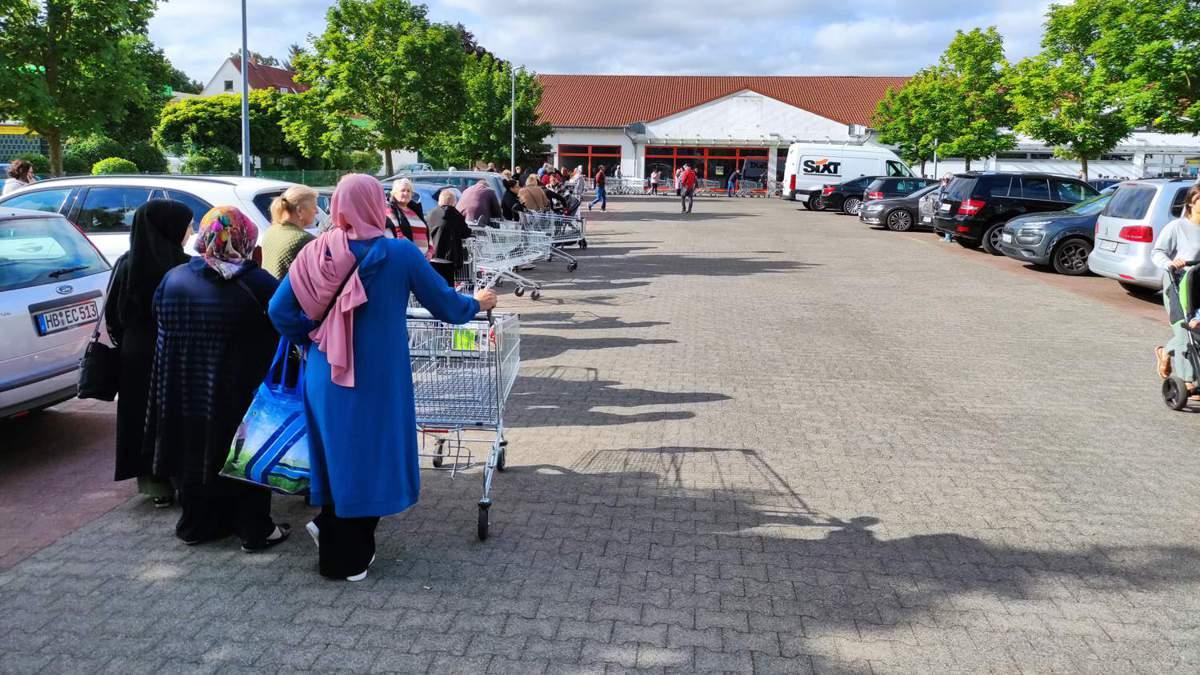 Vor der Lidl-Filiale in Huchting (Bremen) bildete sich eine Schlange über 70 Meter. Vor der Lidl-Filiale in Huchting (Bremen) bildete sich eine Schlange über 70 Meter.