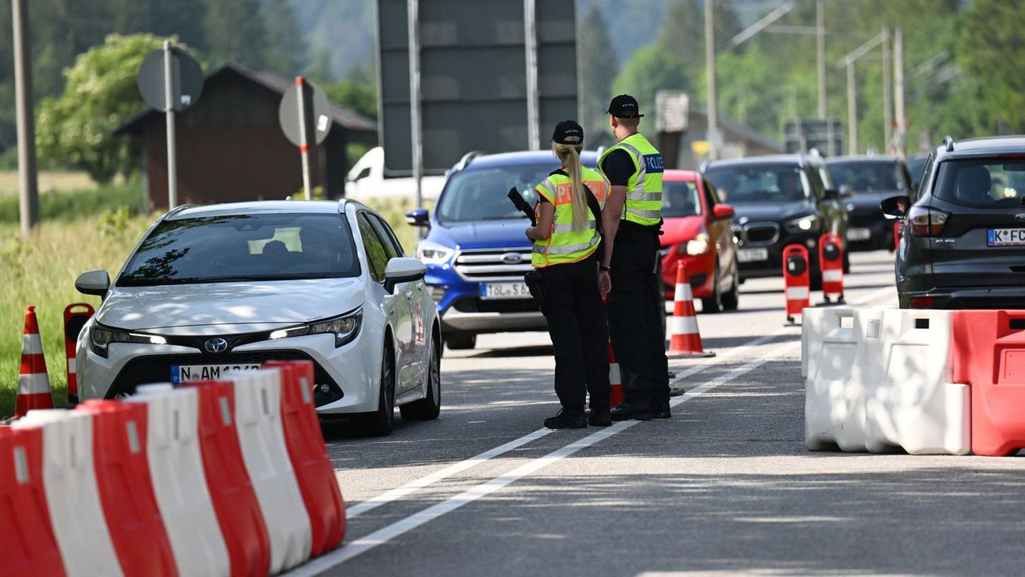 Polizisten kontrollieren am Grenzübergang Mittenwald den Verkehr. Wegen des G7-Gipfels müssen sich Reisende auf Sperrungen und weiträumige Umleitungen einstellen.