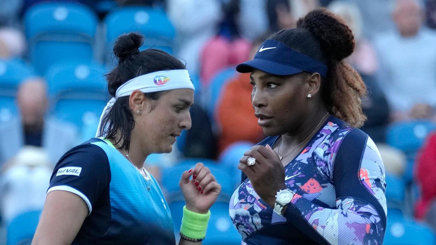 Serena Williams (r) und Ons Jabeur sprechen während einer Partie miteinander.