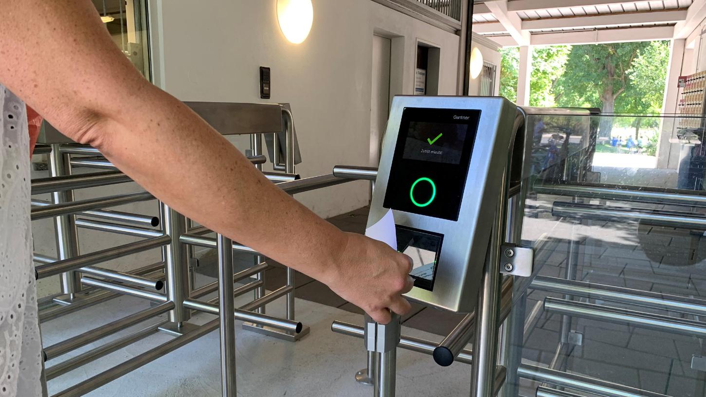 Der frühere Kassenbereich ist jetzt durch die Drehkreuze belegt, an denen die Eintrittskarte oder der QR-Code des Online-Tickets eingescannt werden müssen. Laut Infra ist damit vor Ort nur noch Platz für einen Ticketschalter.
Der frühere Kassenbereich ist jetzt durch die Drehkreuze belegt, an denen die Eintrittskarte oder der QR-Code des Online-Tickets eingescannt werden müssen. Laut Infra ist damit vor Ort nur noch Platz für einen Ticketschalter.