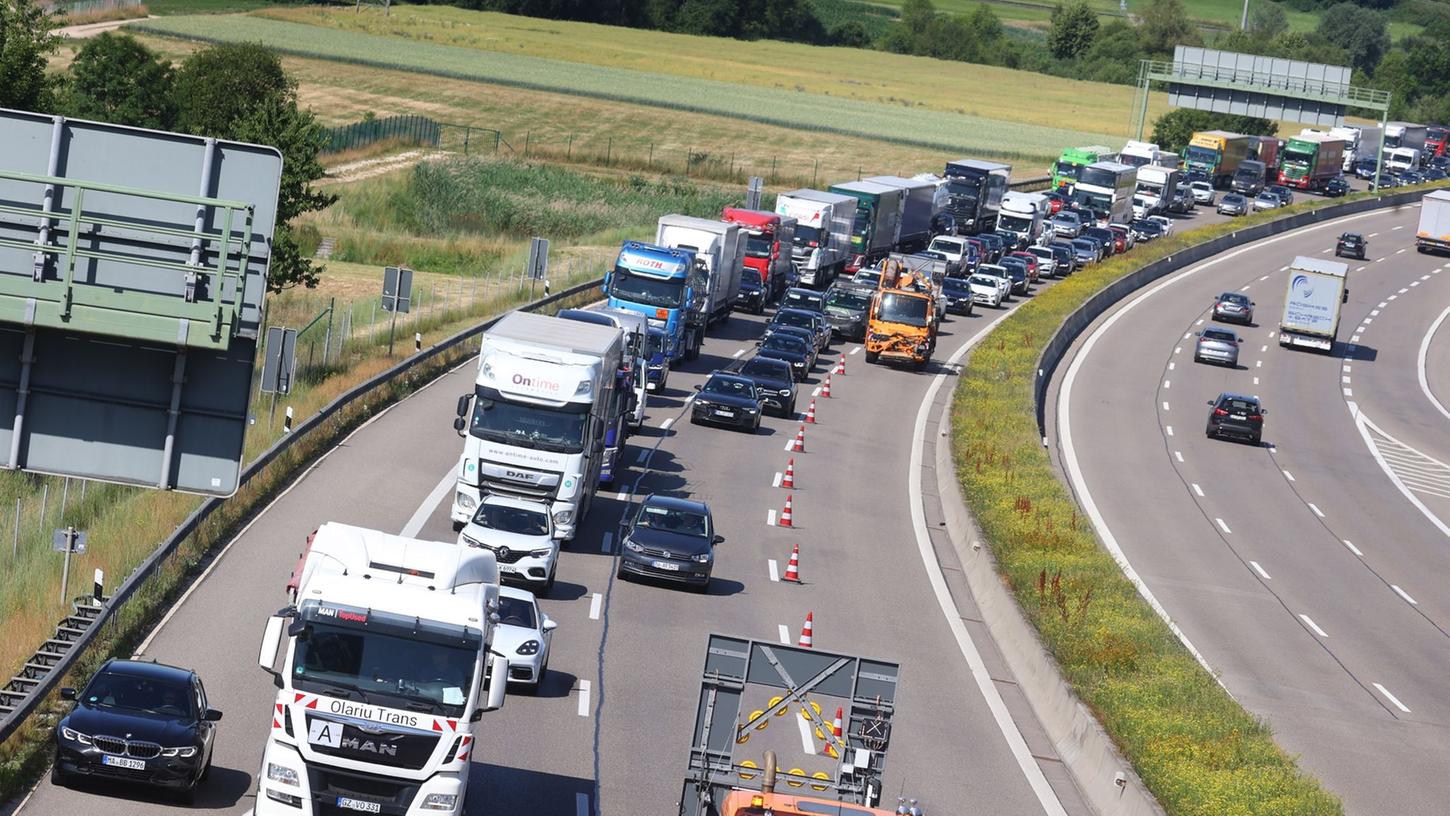 Autos stauen sich auf der A8 vor der Anschlussstelle Günzburg. Wegen der Sprengung einer Weltkriegsbombe musste die A8 zwischen den Anschlussstellen Günzburg und Burgau gesperrt werden. Autos stauen sich auf der A8 vor der Anschlussstelle Günzburg. Wegen der Sprengung einer Weltkriegsbombe musste die A8 zwischen den Anschlussstellen Günzburg und Burgau gesperrt werden.