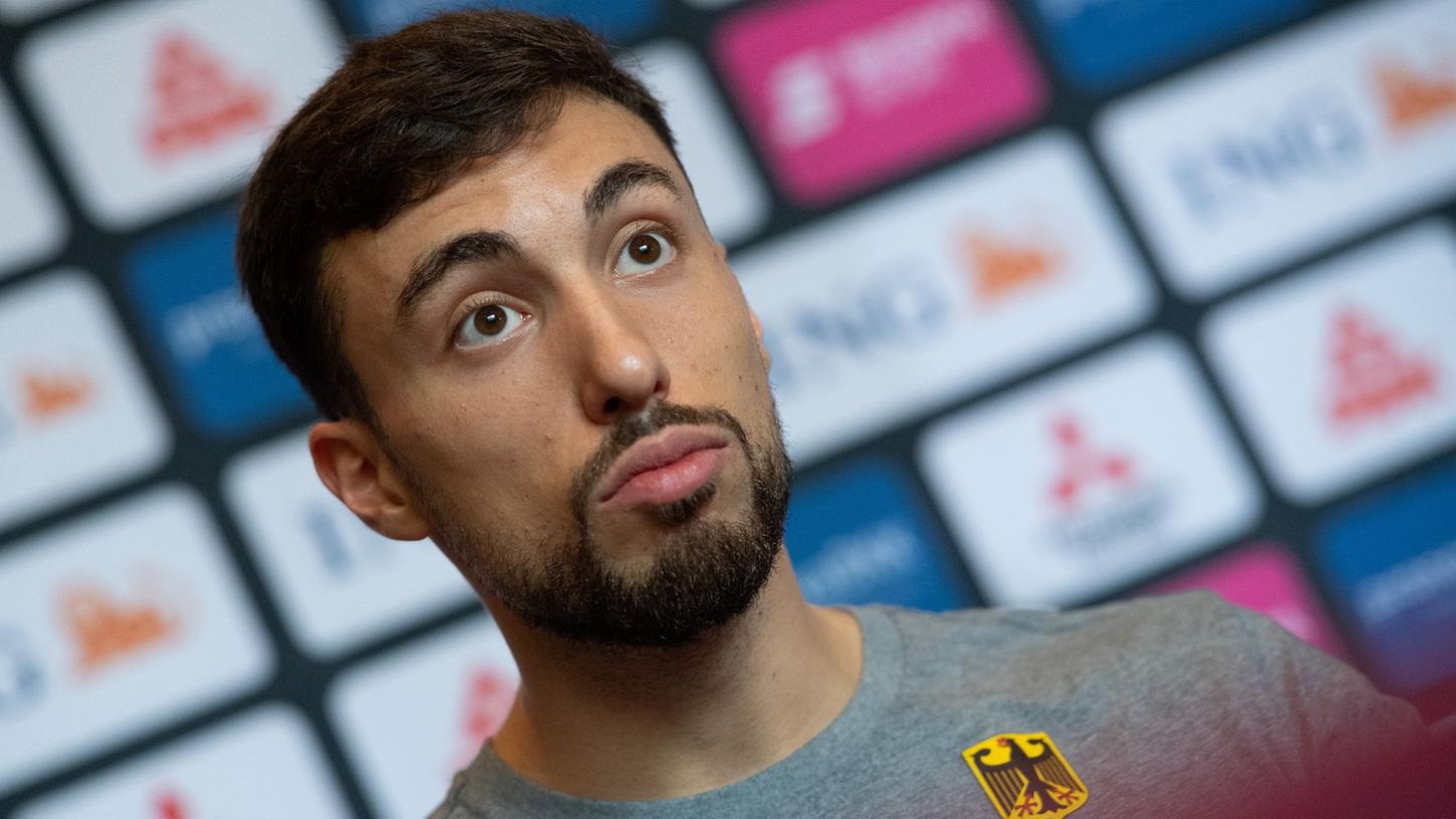 Point Guard Ismet Akpinar hat seinen Vertrag bei Fenerbahce Istanbul um ein Jahr verlängert. Point Guard Ismet Akpinar hat seinen Vertrag bei Fenerbahce Istanbul um ein Jahr verlängert.