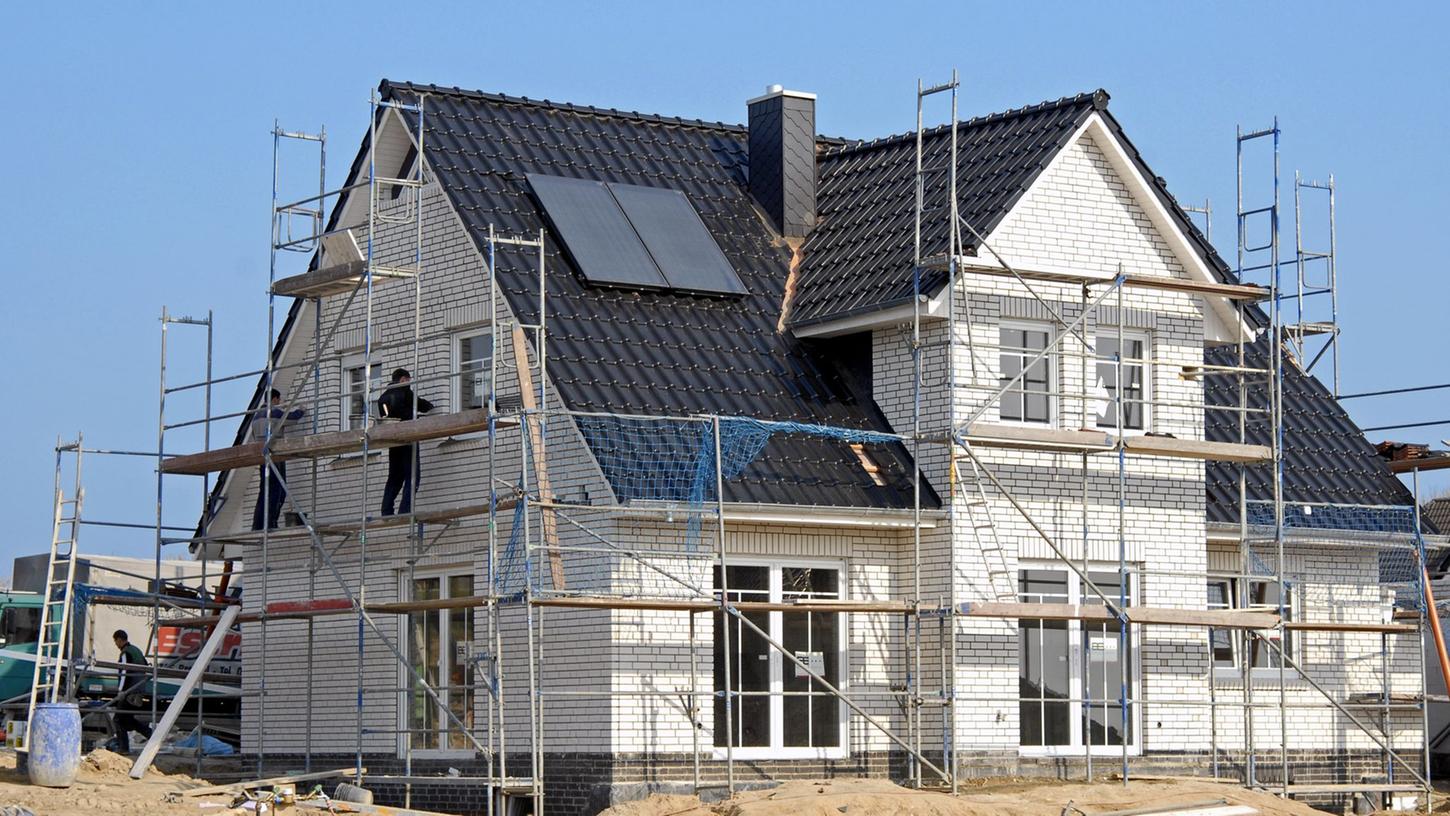 Die Raten im Zahlungsplan sollten sich eigentlich am Fortschritt auf dem Bau orientieren. Aber nicht alle Firmen halten sich daran. Die Raten im Zahlungsplan sollten sich eigentlich am Fortschritt auf dem Bau orientieren. Aber nicht alle Firmen halten sich daran.