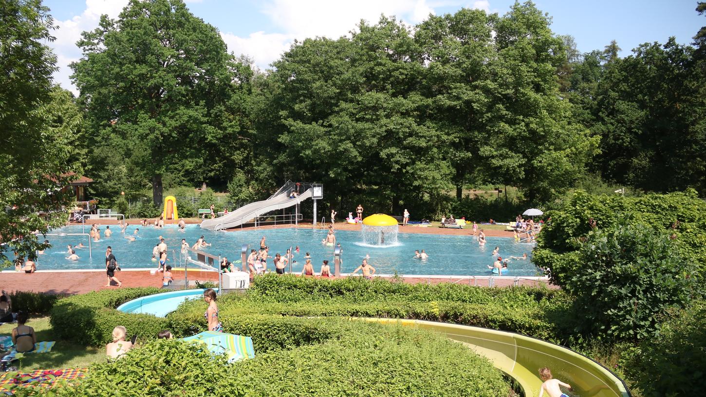 So entspannt geht es im Laufer Freibad momentan nicht immer zu. So entspannt geht es im Laufer Freibad momentan nicht immer zu.