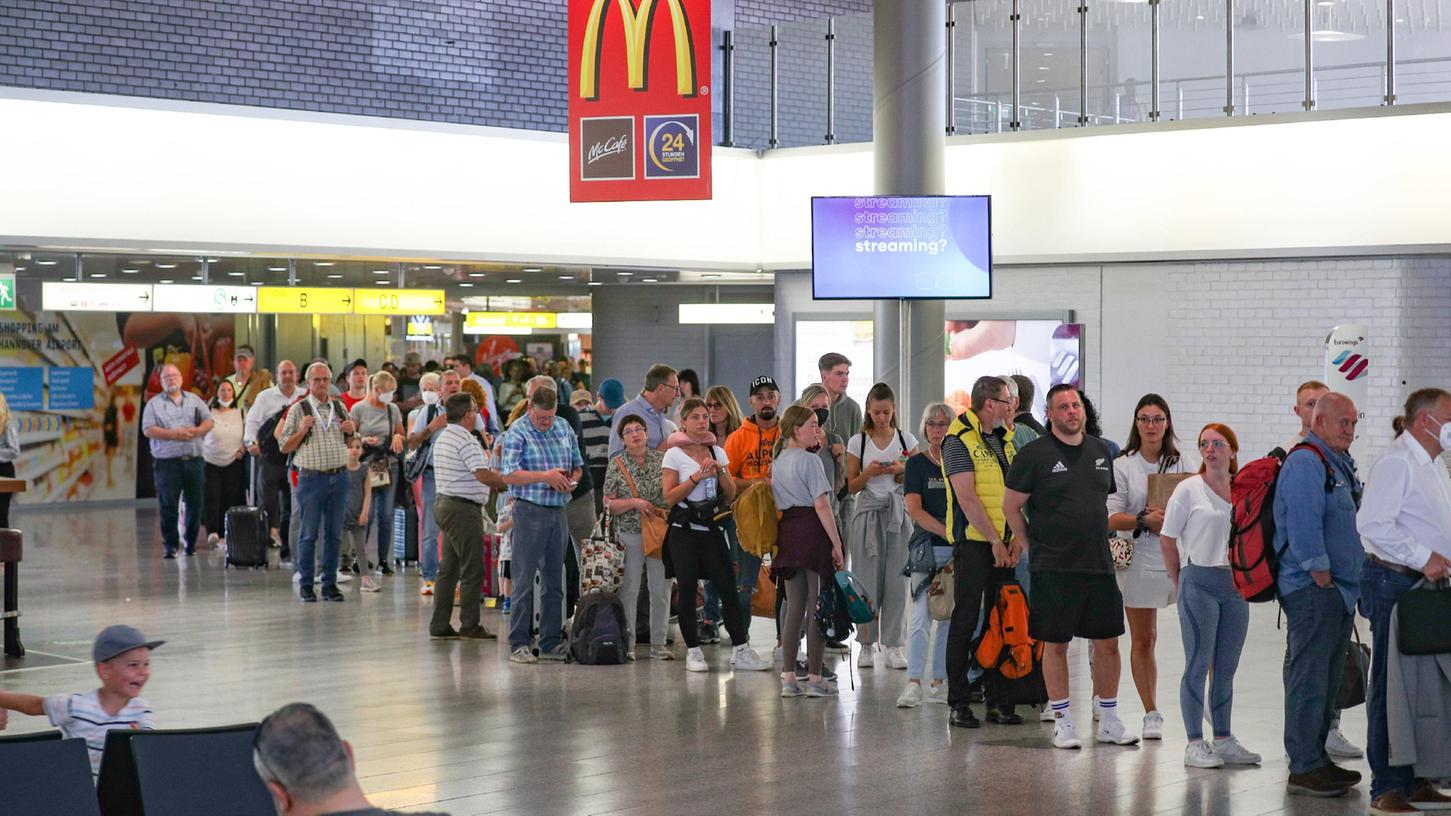 Lange Wartezeiten an den Sicherheitskontrollen können dazu führen, dass Sie Ihren Flug verpassen.