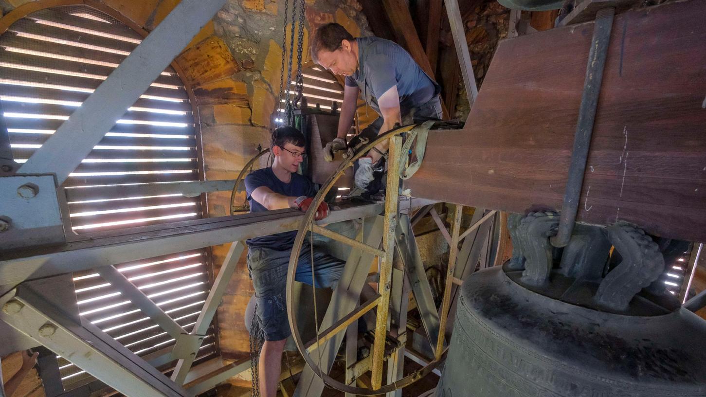 Matthias Riedel und Benjamin Riedel von der Firma Georg Rauscher aus Regensburg entfernten mit einem Seilzug die Glocken vom Joch –alles in Handarbeit.
Matthias Riedel und Benjamin Riedel von der Firma Georg Rauscher aus Regensburg entfernten mit einem Seilzug die Glocken vom Joch –alles in Handarbeit.