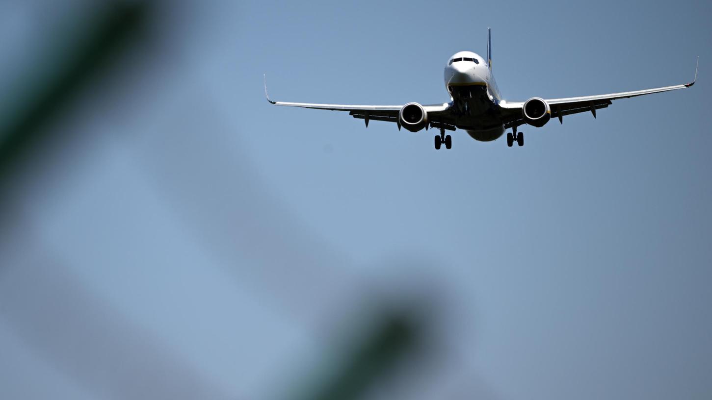 Am Freitag ist der erste Streiktag, an dem die in Spanien stationierten Ryanair-Flugbegleiter am Boden bleiben.
Am Freitag ist der erste Streiktag, an dem die in Spanien stationierten Ryanair-Flugbegleiter am Boden bleiben.