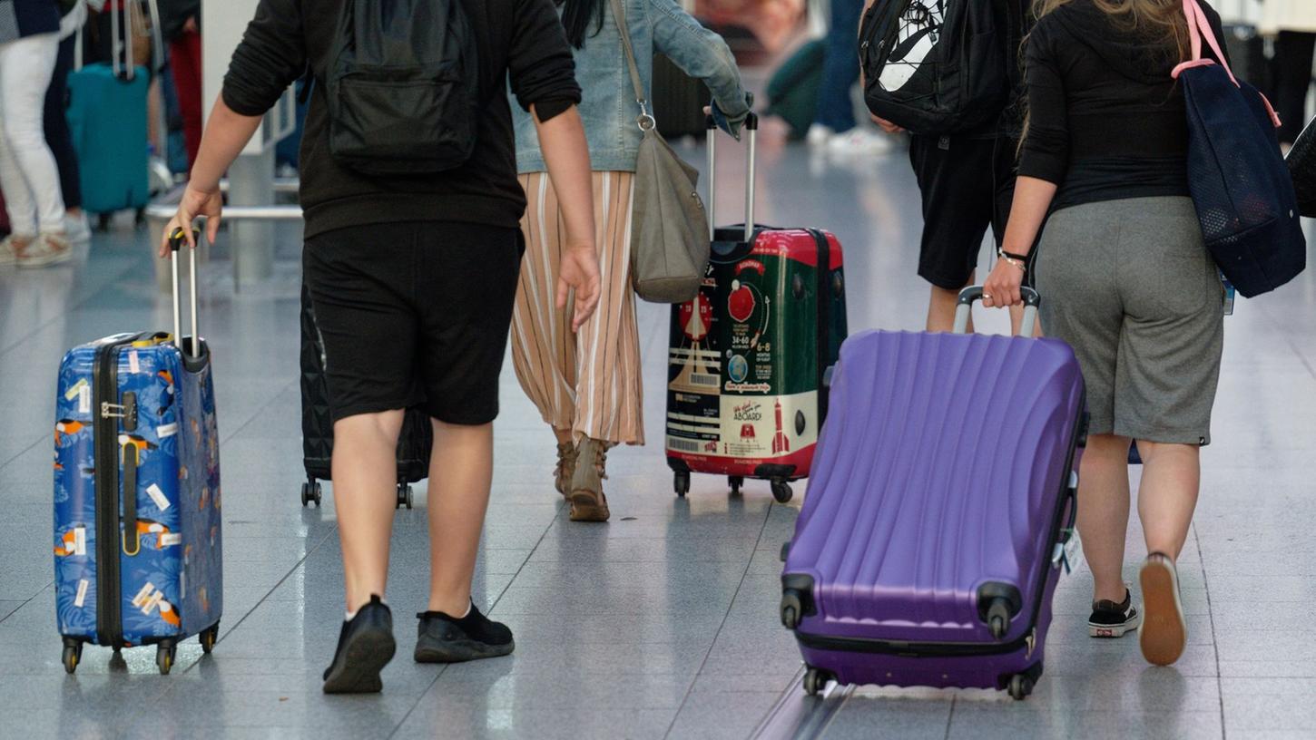 Mit dem Ferienbeginn in Nordrhein-Westfalen rollt auf die Flughäfen die erste große Reisewelle des Sommers zu. Allein der Flughafen Düsseldorf rechnet am Wochenende mit über 200.000 Passagieren. Mit dem Ferienbeginn in Nordrhein-Westfalen rollt auf die Flughäfen die erste große Reisewelle des Sommers zu. Allein der Flughafen Düsseldorf rechnet am Wochenende mit über 200.000 Passagieren.