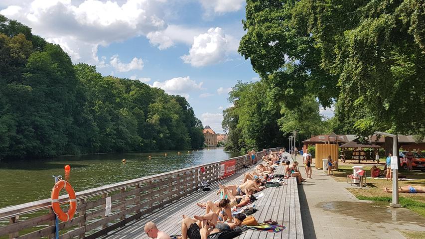 Statt in ein Freibad kann man in Bamberg auch in der Regnitz baden. Dafür gibt es das Hainbad, das eine Schwimmbadumgebung mit Kiosk, Duschen und mehr direkt an den Fluss anschließt. Hier kann man picknicken, sonnenbaden und entspannen und angenehm im Fluss baden. Der Eintritt kostet 3 Euro.