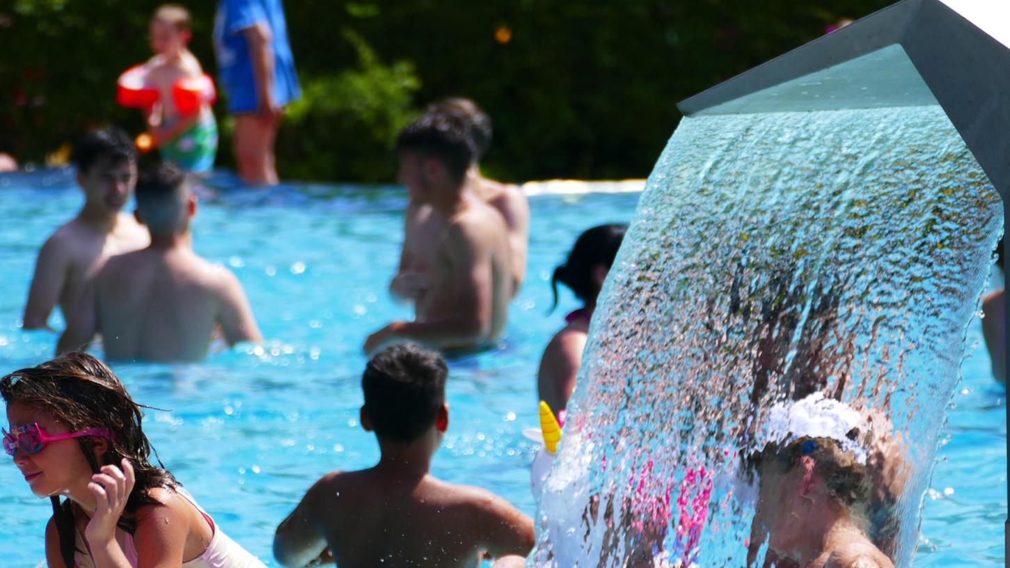 Besonders bei den heißen Temperaturen sind Frankens Freibäder beliebt. Nun kam es im Bamberg zu einem tödlichen Zwischenfall.
Besonders bei den heißen Temperaturen sind Frankens Freibäder beliebt. Nun kam es im Bamberg zu einem tödlichen Zwischenfall.