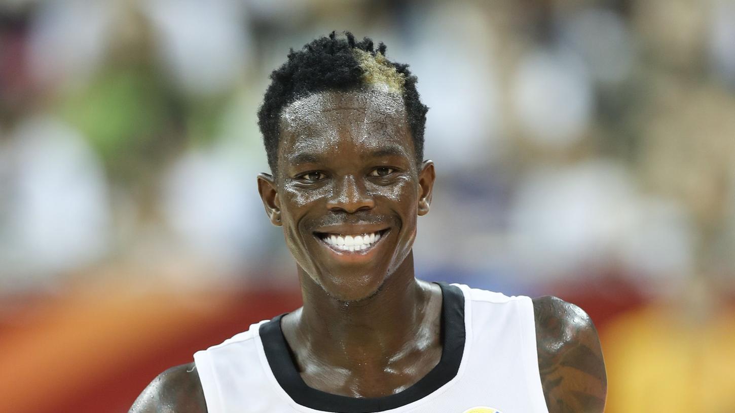 Deutschlands Dennis Schröder geht lächelnd über den Basketball-Court. Deutschlands Dennis Schröder geht lächelnd über den Basketball-Court.