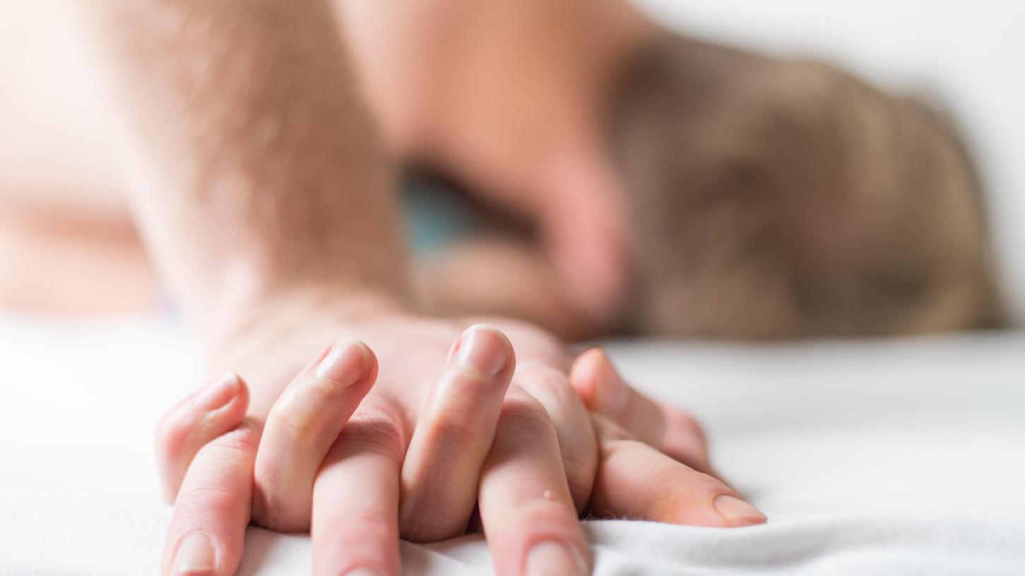 Tatort Bett: Ein Mann aus dem Raum Gunzenhausen steht in Ansbach vor Gericht, weil er seine Freundin im gemeinsamen Schlafzimmer vergewaltigt haben soll.
Tatort Bett: Ein Mann aus dem Raum Gunzenhausen steht in Ansbach vor Gericht, weil er seine Freundin im gemeinsamen Schlafzimmer vergewaltigt haben soll.