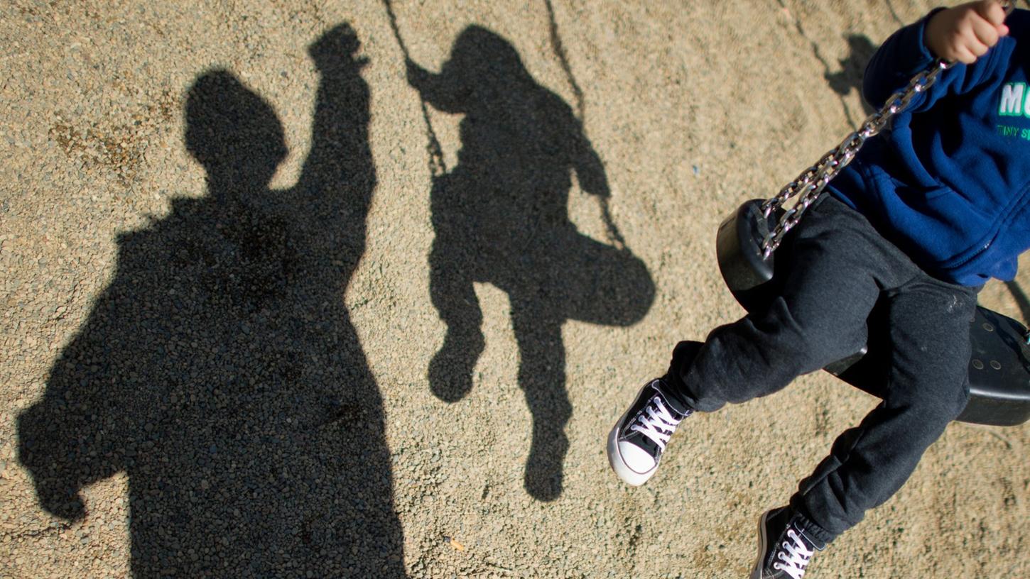 Adoptionen in Deutschland: Mehr Stiefmütter und Stiefväter adoptieren die Kinder ihrer Partner. Fremde Kinder finden immer seltener den Weg in eine Adoptivfamilie. Adoptionen in Deutschland: Mehr Stiefmütter und Stiefväter adoptieren die Kinder ihrer Partner. Fremde Kinder finden immer seltener den Weg in eine Adoptivfamilie.