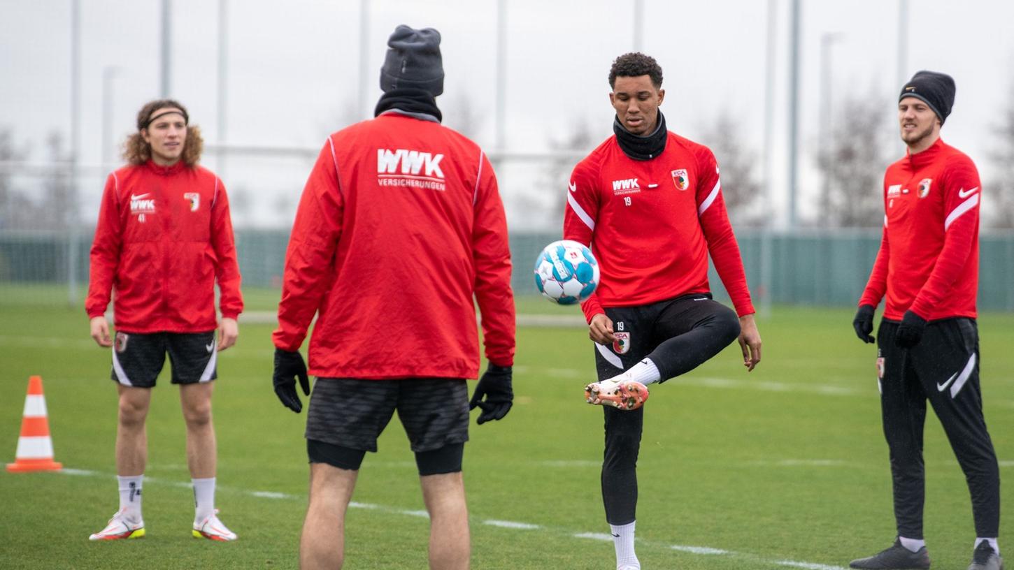Wechselt auf Leihbasis vom FC Augsburg nach Ingolstadt: Tim Civeja (l). Wechselt auf Leihbasis vom FC Augsburg nach Ingolstadt: Tim Civeja (l).