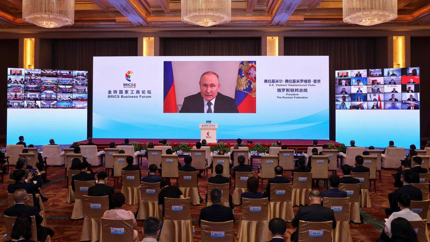 Auf diesem von der chinesischen Nachrichtenagentur Xinhua veröffentlichten Foto hält Wladimir Putin (Monitor), Präsident von Russland, bei der Eröffnungszeremonie des BRICS-Wirtschaftsforums in Peking eine Grundsatzrede per Videoschalte. Auf diesem von der chinesischen Nachrichtenagentur Xinhua veröffentlichten Foto hält Wladimir Putin (Monitor), Präsident von Russland, bei der Eröffnungszeremonie des BRICS-Wirtschaftsforums in Peking eine Grundsatzrede per Videoschalte.