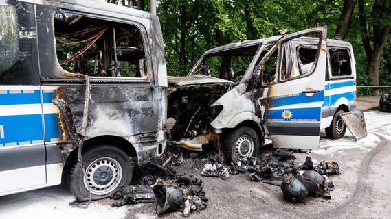 Acht Polizeiautos in Brand gesetzt: Linke Szene feiert Aktion vor G7-Gipfel