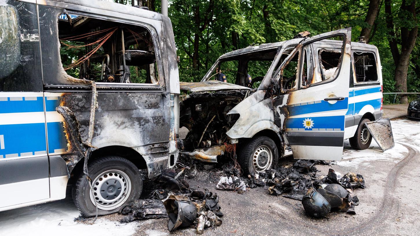 Die Mannschaftsbusse der Bundesbereitschaftspolizei stehen vor einem Hotel, in dem Polizisten für den G7-Gipfel untergebracht sind. Die Ermittler gehen von Brandstiftung aus.
Die Mannschaftsbusse der Bundesbereitschaftspolizei stehen vor einem Hotel, in dem Polizisten für den G7-Gipfel untergebracht sind. Die Ermittler gehen von Brandstiftung aus.