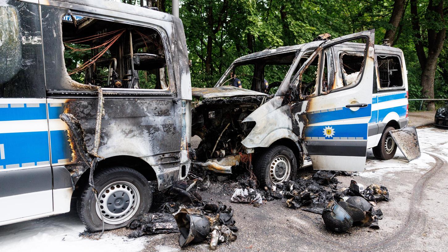 Die Mannschaftsbusse der Bundesbereitschaftspolizei stehen vor einem Hotel, in dem Polizisten für den G7-Gipfel untergebracht sind. Die Ermittler gehen von Brandstiftung aus.