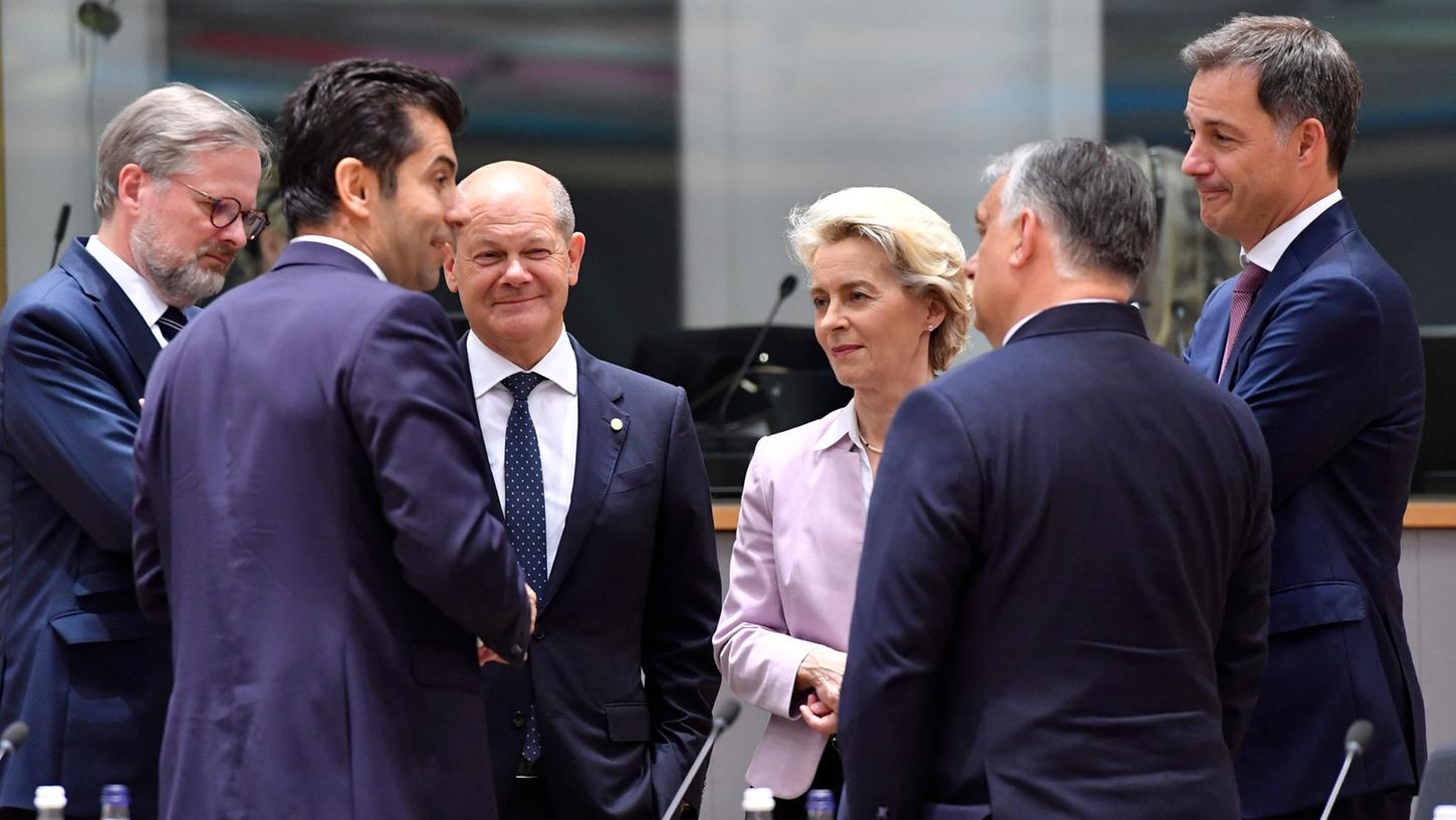 Petr Fiala (l-r), tschechischer Ministerpräsident, Kiril Petkov, bulgarischer Ministerpräsident Bundeskanzler Olaf Scholz, Ursula von der Leyen, Präsidentin der Europäischen Kommission, Viktor Orban, ungarischer Ministerpräsident, und Alexander De Croo, belgischer Ministerpräsident stehen während des EU-Gipfels zusammen.