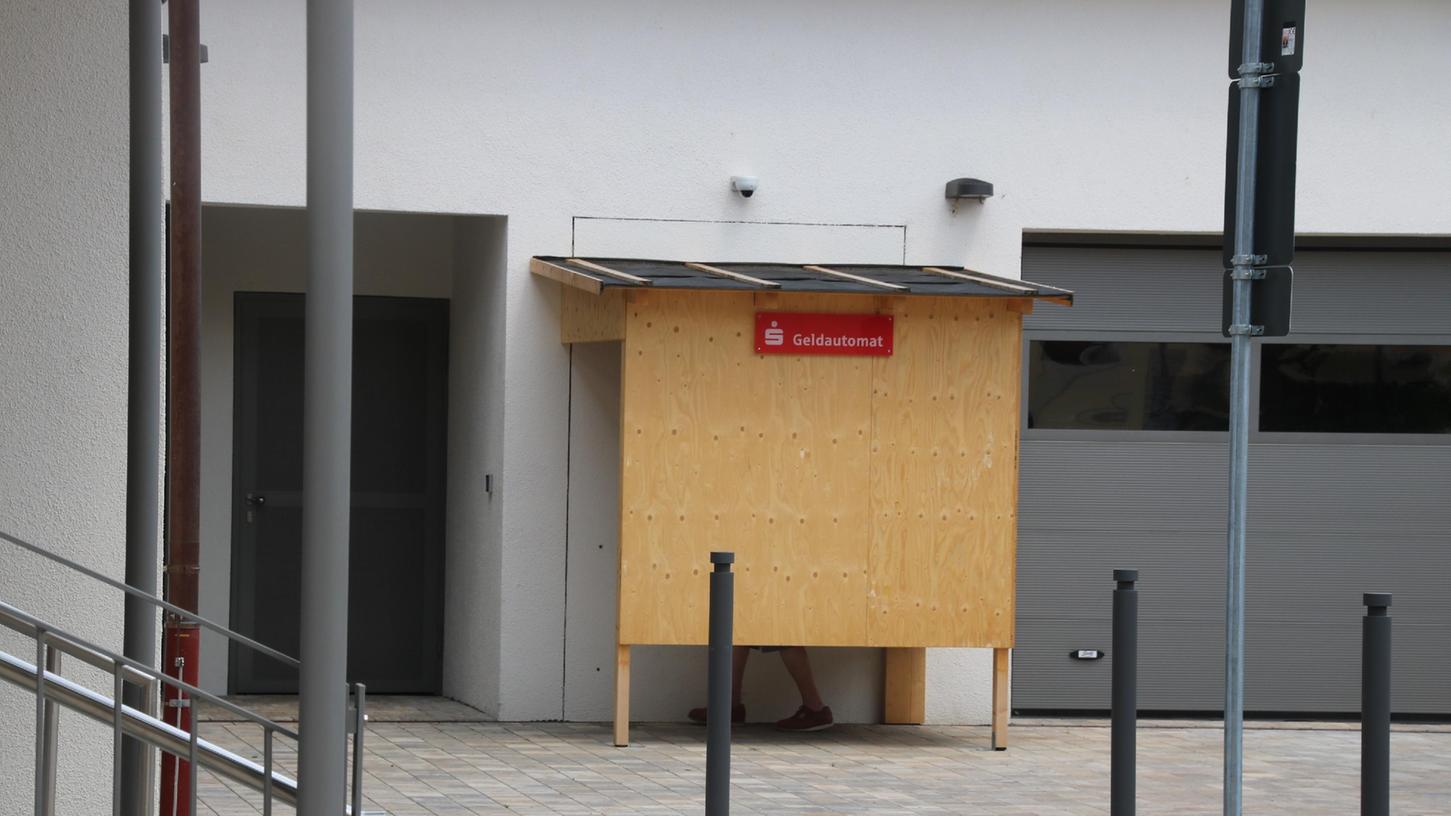 Barrierefreier Geldautomat bei der Sparkasse: In Folge eines Films von Gymnasiasten hat die Sparkasse nun ihren Automaten nachgerückt. Die Einhausung verhindert Spiegelungen. Rollstuhlfahrer konnten bislang kaum etwas auf dem Display sehen. Barrierefreier Geldautomat bei der Sparkasse: In Folge eines Films von Gymnasiasten hat die Sparkasse nun ihren Automaten nachgerückt. Die Einhausung verhindert Spiegelungen. Rollstuhlfahrer konnten bislang kaum etwas auf dem Display sehen.