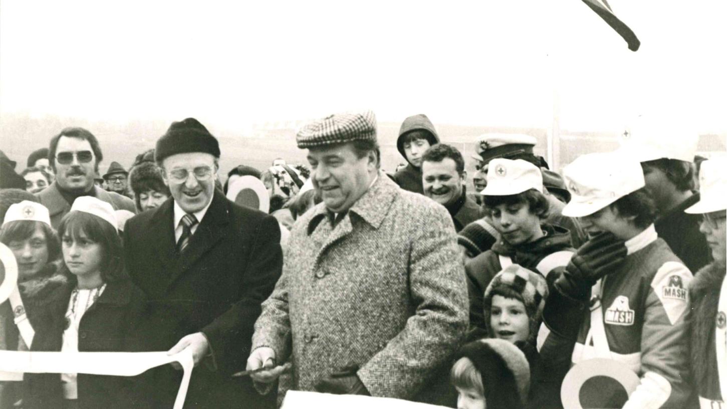 Stadt und Land - Hand in Hand: Der verstorbene Landrat Georg Daßler bei der Einweihung der Ludwig-Erhard-Brücke mit Bürgermeister Ort im Jahr 1977.