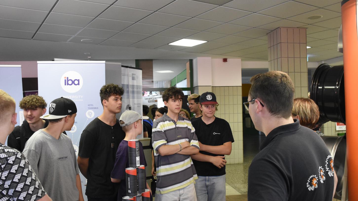 Gespannt lauschen die Schüler den Ausführungen am Stand von Reifen Lorenz. Gespannt lauschen die Schüler den Ausführungen am Stand von Reifen Lorenz.