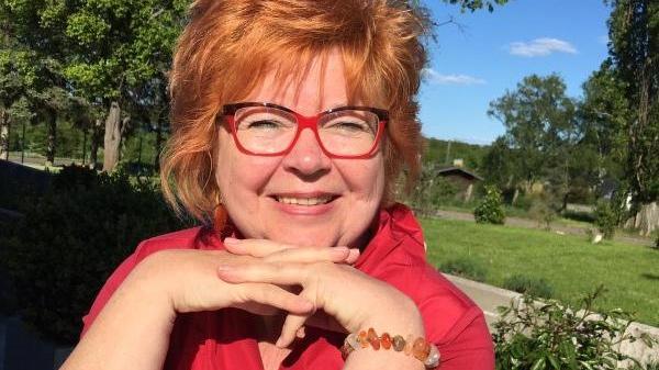 Karla Marx ist Musikpädagogin und hat über die eigene Familiengeschichte sowie das Studium den Weg zu den KZ-Liedern gefunden.
Karla Marx ist Musikpädagogin und hat über die eigene Familiengeschichte sowie das Studium den Weg zu den KZ-Liedern gefunden.