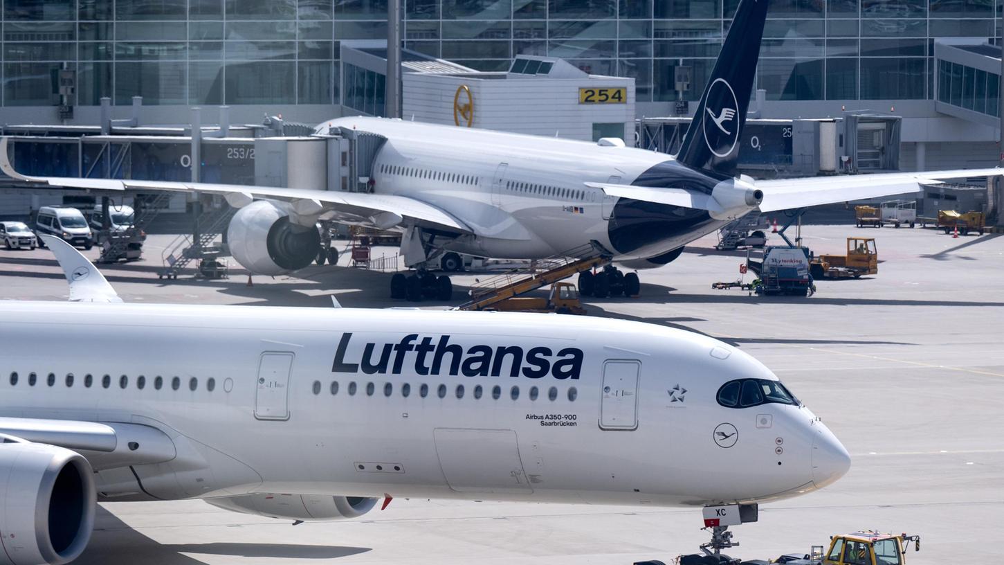 Insgesamt 2200 Flüge der Lufthansa sollen im Juli und August wegfallen.
Insgesamt 2200 Flüge der Lufthansa sollen im Juli und August wegfallen.