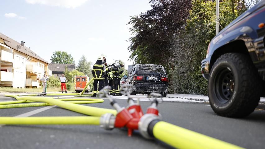 Am Donnerstagnachmittag geriet ein geparkter BMW in der Burgfarrnbacher Straße in Zirndorf in Brand. 