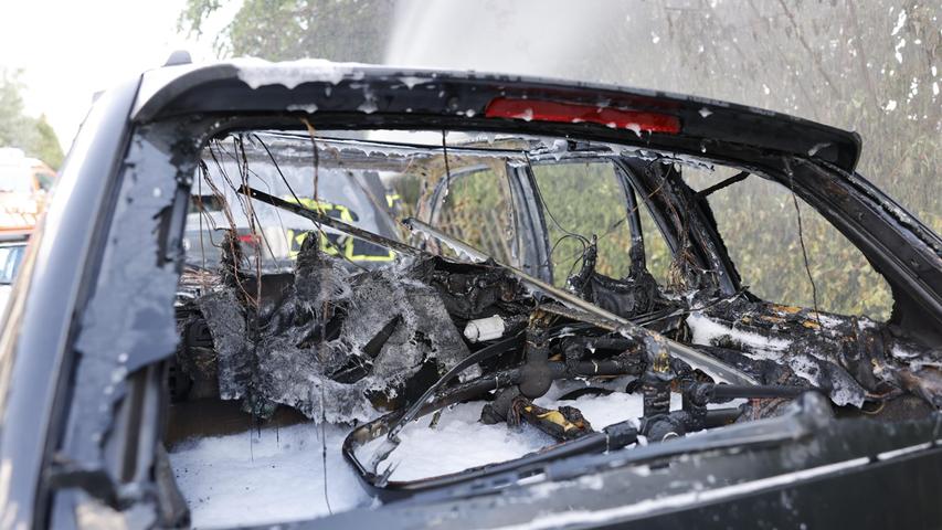 Der Innenraum des Fahrzeugs brannte komplett aus. 