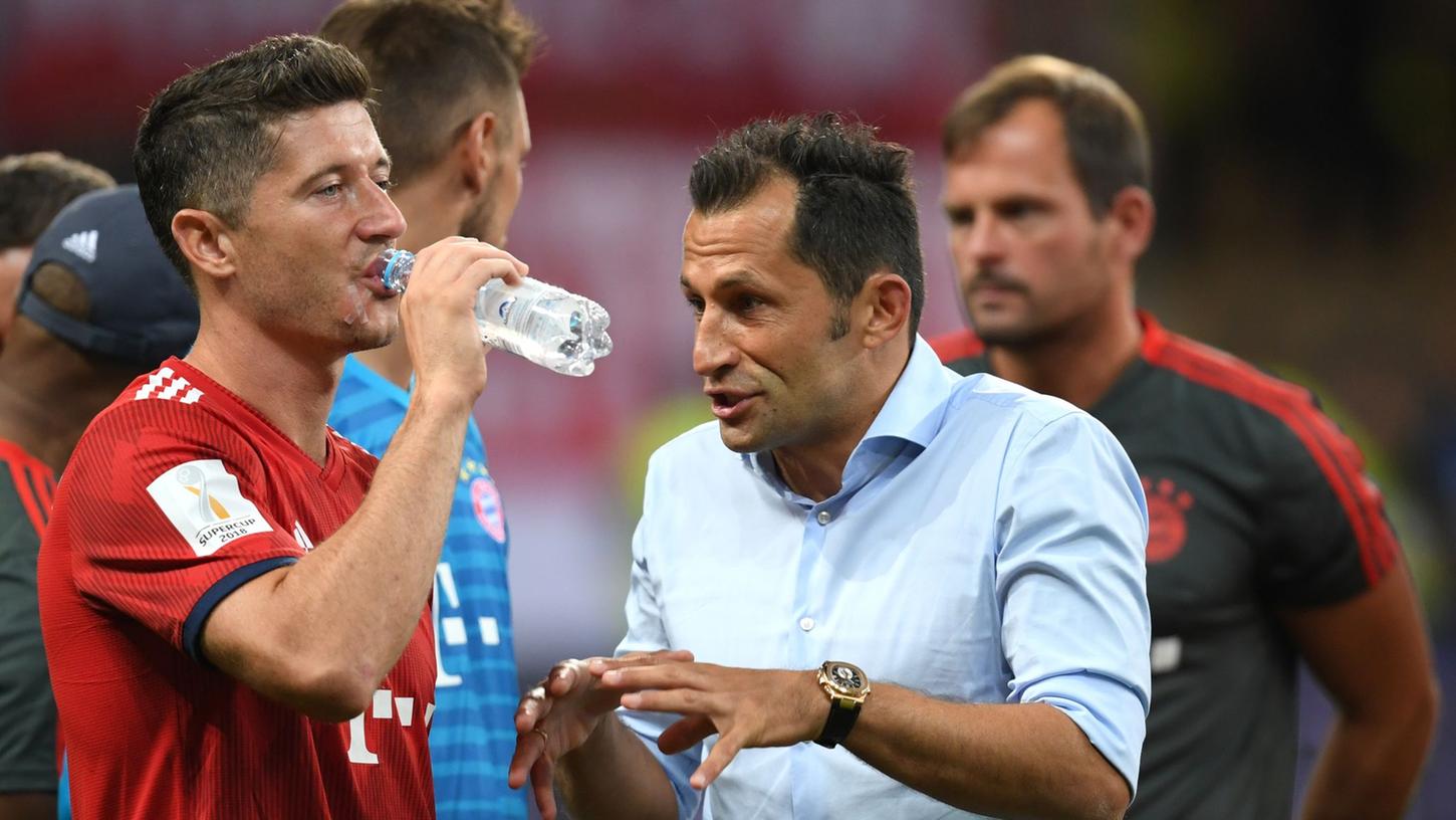 Star-Stürmer Robert Lewandowski (l) will gehen und Sportdirektor Hasan Salihamidzic, dass er seinen Vertrag beim FC Bayern erfüllt. Star-Stürmer Robert Lewandowski (l) will gehen und Sportdirektor Hasan Salihamidzic, dass er seinen Vertrag beim FC Bayern erfüllt.