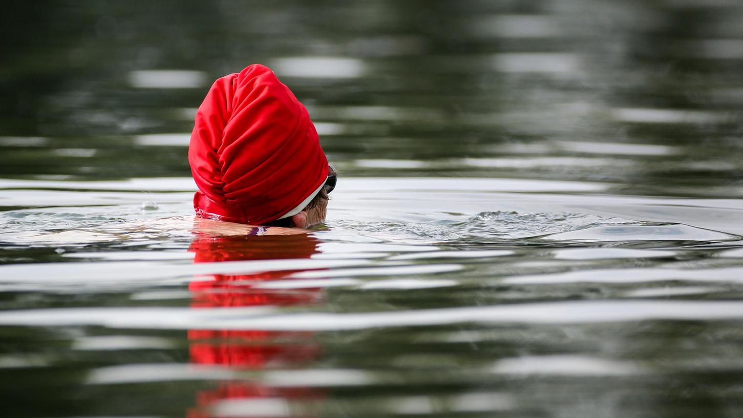 Mit einem aufblasbaren Kanu fuhren mehrere Kinder am Sonntag über einen Badesee, ein eineinhalbjähriges Kleinkind fiel dabei ins Wasser. (Imagebild)