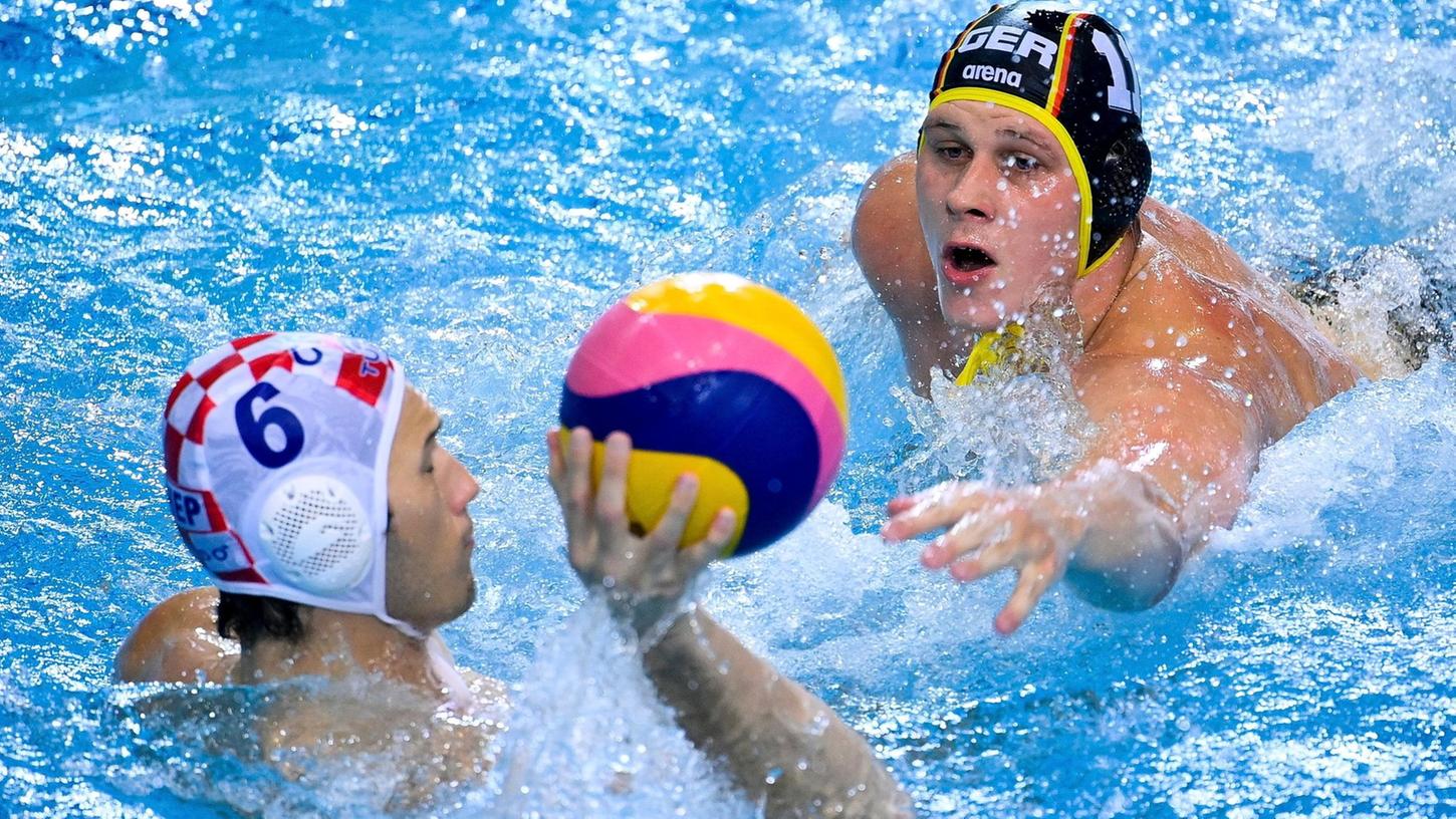 Niclas Kai Schipper (r) attackiert den Kroaten Luka Bukic. Niclas Kai Schipper (r) attackiert den Kroaten Luka Bukic.
