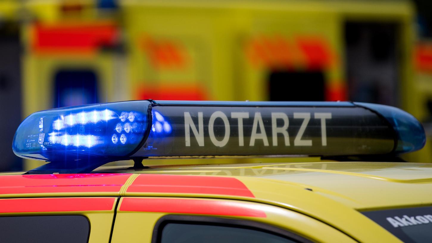 Wer Rettungsdiensten mit seinem Fahrzeug den Weg versperrt, muss mit einer Geldstrafe und einem Fahrverbot rechnen, zeigt ein Urteil.
Wer Rettungsdiensten mit seinem Fahrzeug den Weg versperrt, muss mit einer Geldstrafe und einem Fahrverbot rechnen, zeigt ein Urteil.
