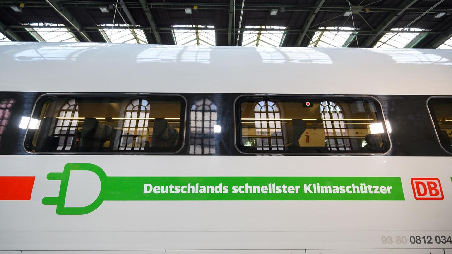 Wer mit dem ICE fährt, braucht kein schlechtes Klimagewissen haben? Immerhin, so bewirbt die Deutsche Bahn ihren Fernverkehr, führen die Schnellzüge mit 100 Prozent Grünstrom.
