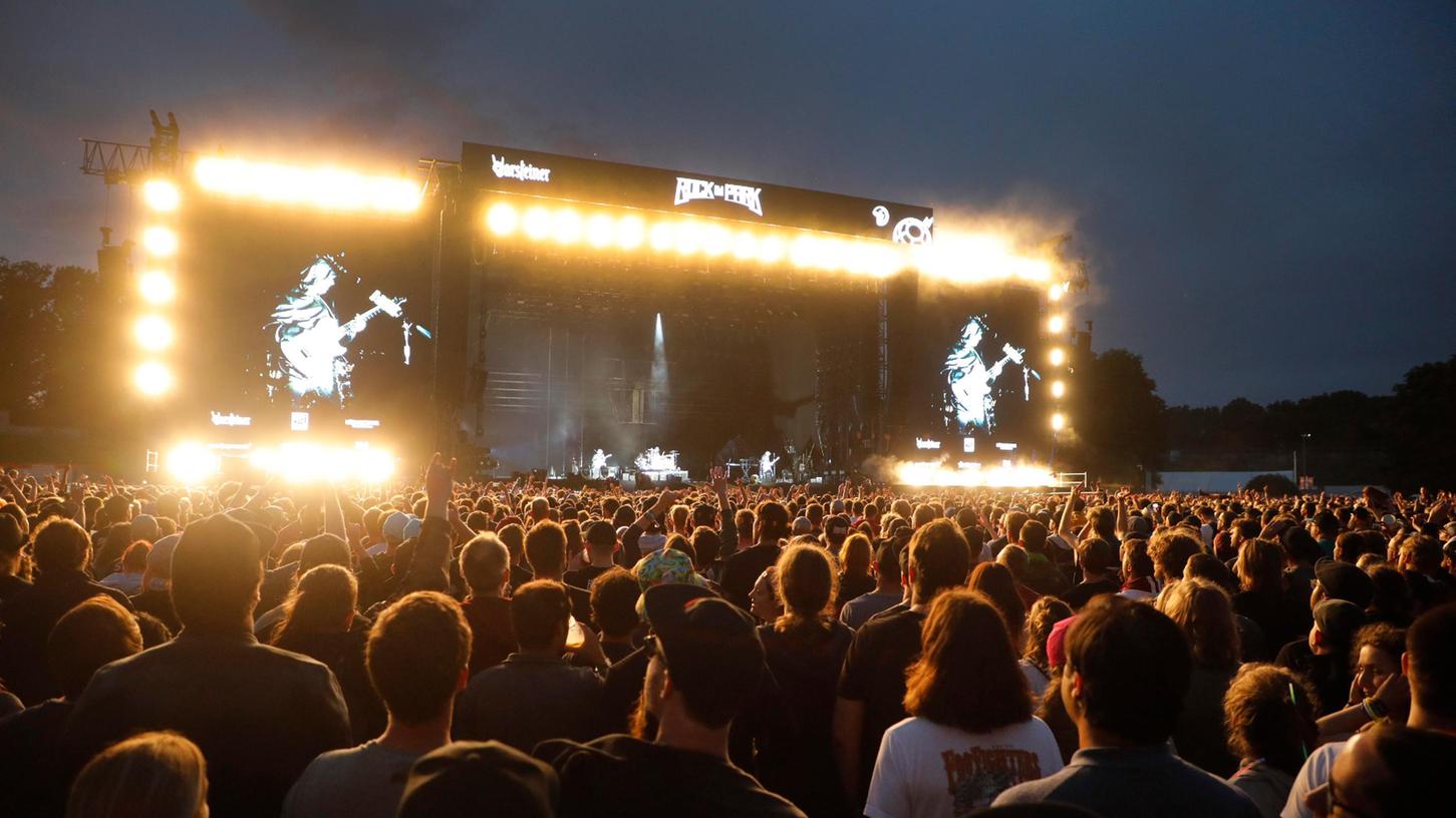 Endlich wieder Live-Musik: Vor den Bühnen bei Rock im Park sah es nicht nur bei Muse wieder so aus wie vor der Pandemie. Wie viele Corona-Infektionen es danach gab? Den Überblick hat niemand.
Endlich wieder Live-Musik: Vor den Bühnen bei Rock im Park sah es nicht nur bei Muse wieder so aus wie vor der Pandemie. Wie viele Corona-Infektionen es danach gab? Den Überblick hat niemand.