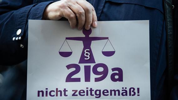 "Absurd und aus der Zeit gefallen": Bundestag streicht Werbeverbot für Abtreibungen
